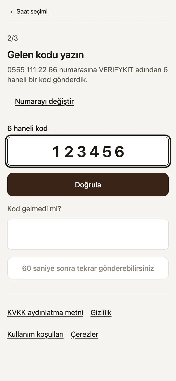 Doğrulama ekranı: telefona gelen 6 haneli kod yazılmış, altında Doğrula düğmesi.